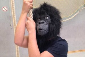 Ein Kind mit Affenmaske