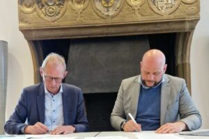 Beteiligte unterzeichnen den Vertrag