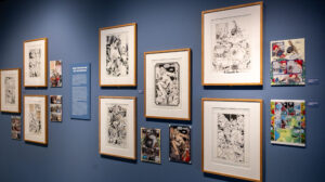 Bild zeigt Comics in Bilderrahmen als Teil der Ausstellung Ich das Tier