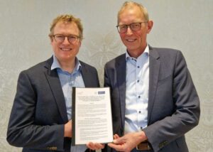 Beteiligte präsentieren den Vertrag