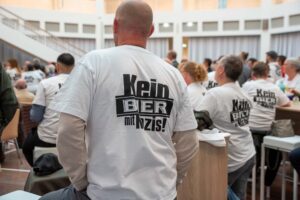 Die DGB.Mitglieder trugen ein T-Shirt auf dem auf der Vorderseite „Dortmund bunt statt braun“ zu lesen war.