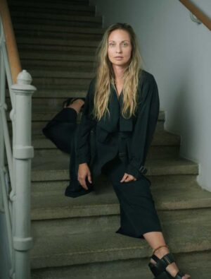 Choreografin posiert auf Treppe