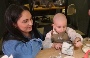 Mutter und Tochter verteilen Backzutaten auf Gläser