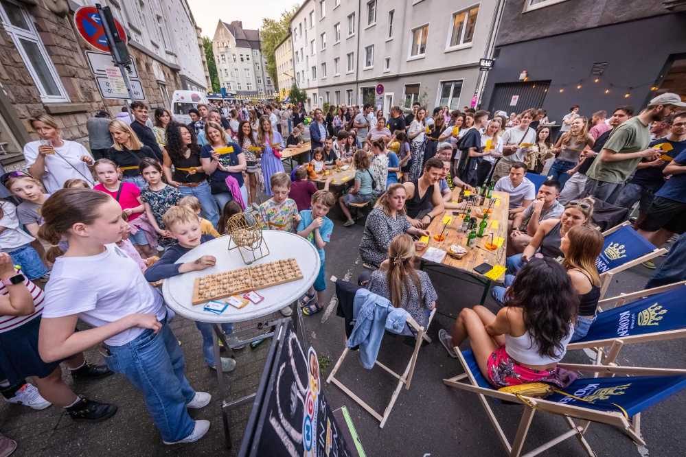 Blick in eine gesellige Runde beim Straßenfest