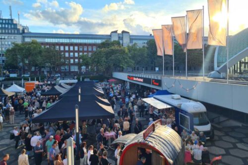 Feierabendmarkt belebt den Opernvorplatz in neuer Saison