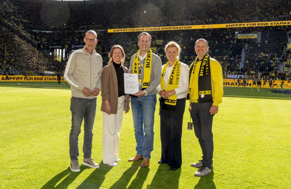 Gruppenbild der Beteiligten im Stadion