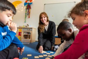Frau bei der Arbeit mit Kindern.