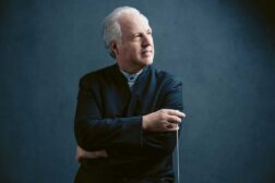 Apokalypse im Konzertsaal: „Das Buch mit sieben Siegeln“ in Dortmund