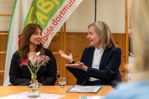 Zwei Frauen im Gespräch