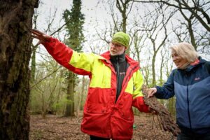 Zwei Personen erkunden die Natur