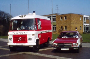 Aufgereihte Einsatzfahrzeuge