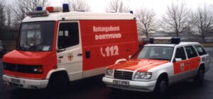 Aufgereihte Einsatzfahrzeuge