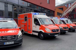 Aufgereihte Einsatzfahrzeuge