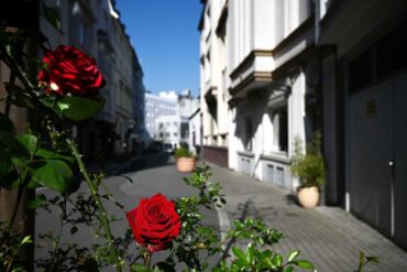 Fußgängerzone im Rosental: Urbanes Leben in entspannter Atmosphäre