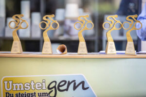 Goldene Pokale in Fahrrad-Form