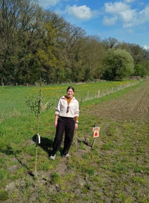 Koordinatorin auf dem Acker