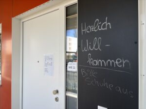 Schiefertafel neben Haustür
