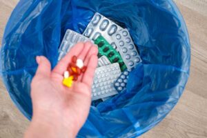 Medikamente werden in den Restmüll geworfen