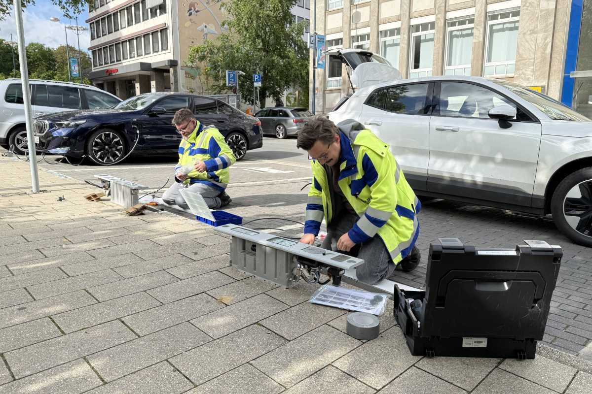 Installation der neuen Bordstein Ladestationen