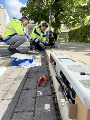 Installation der neuen Bordstein Ladestationen