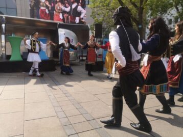 DORTBUNT: Tanzgruppe auf dem Alten Markt