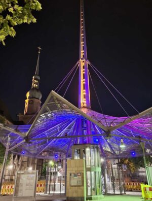 Blau beleuchtest Gebäude