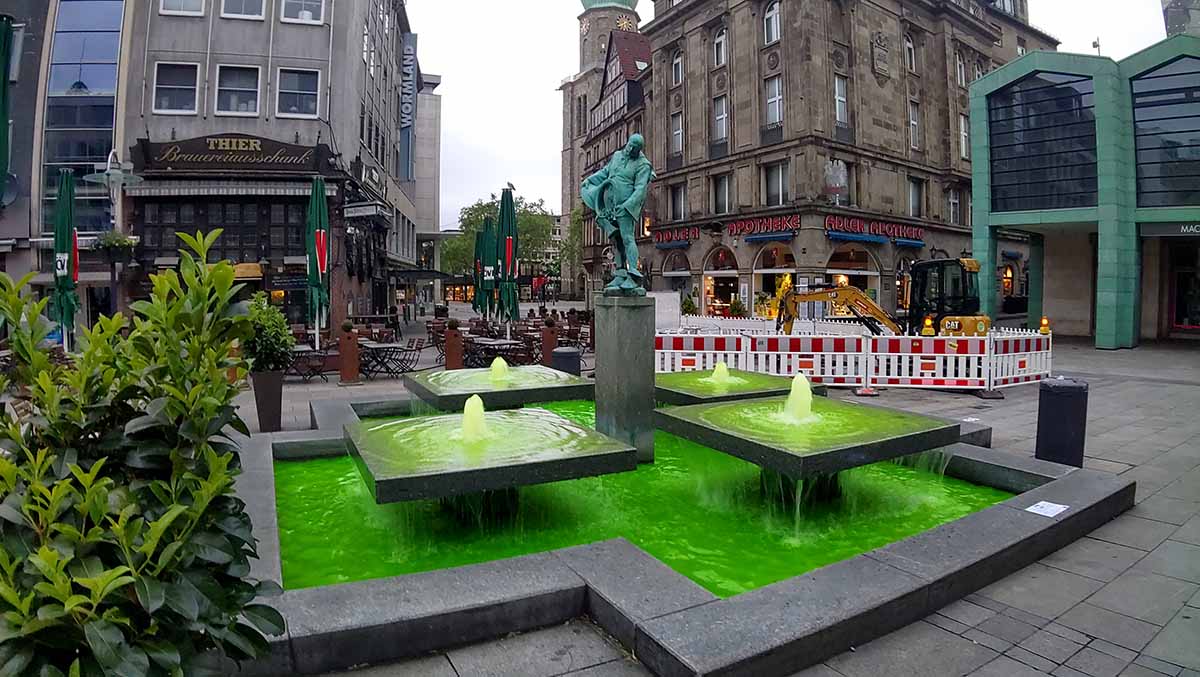 Ansicht des Brunnens mit grünem Wasser