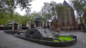 Ansicht des Brunnens mit grünem Wasser