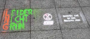 Sprühaktion auf dem Pflaster
