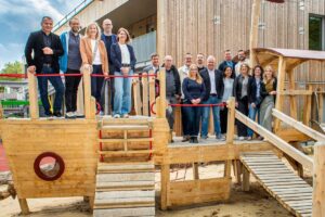 Beteiligte posieren auf Holzschiff