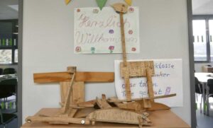 Ausgestellte Holz Skulpturen