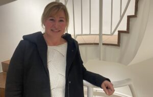 Angelika Salm angelehnt am Treppengeländer. 