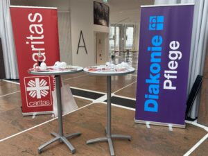 Banner der Charitas und Diakonie. 
