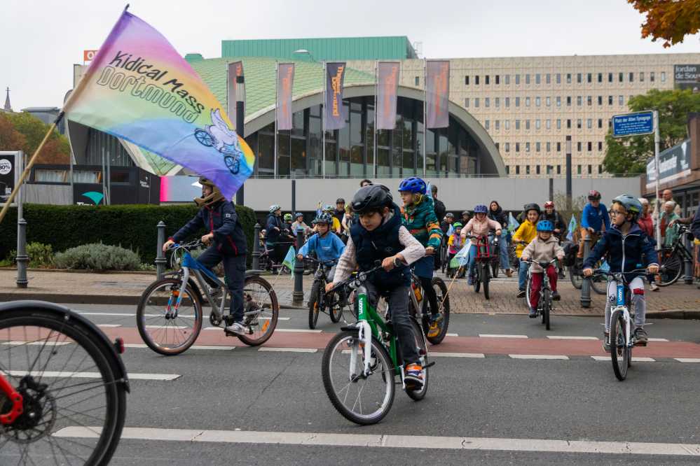 Fahrradkorso mit Kindern radelt los