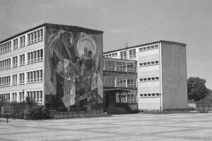 schwarzweiß Fotografie eines bemalten Gebäudes