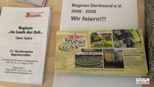 rospekte und Flyer zu Veranstaltungen und Treffen liegen auf dem Tisch.
