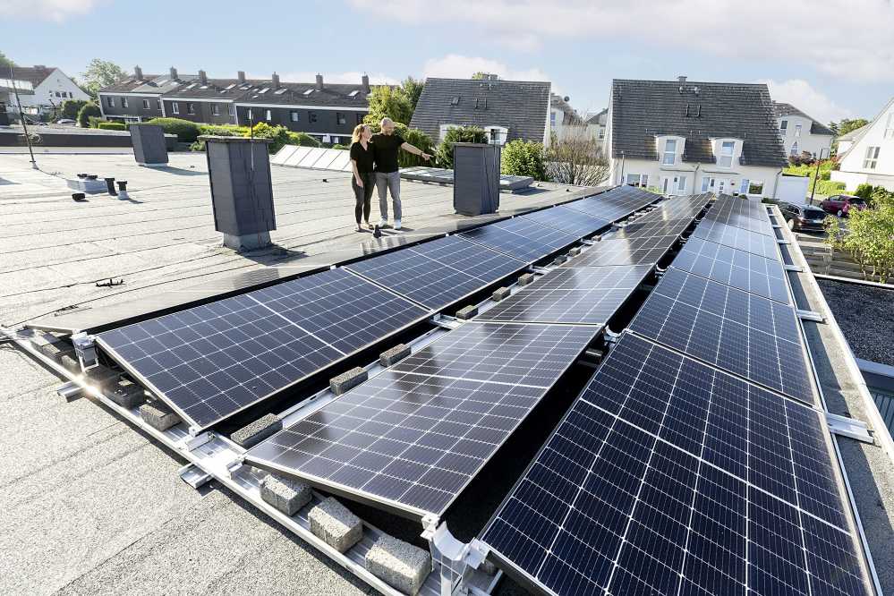 Blick auf die Solarpanels auf dem Dach