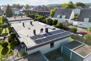 Blick auf die Solarpanels auf dem Dach