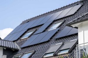 Blick auf die Solarpanels auf dem Dach
