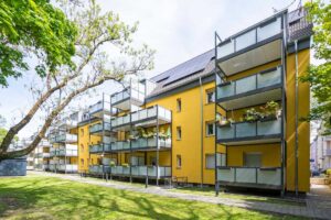 Rückansicht des Gebäudes mit Balkonen