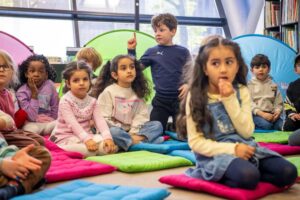 Blick in die Bibliothek bei der Kinder-Buchvorstellung