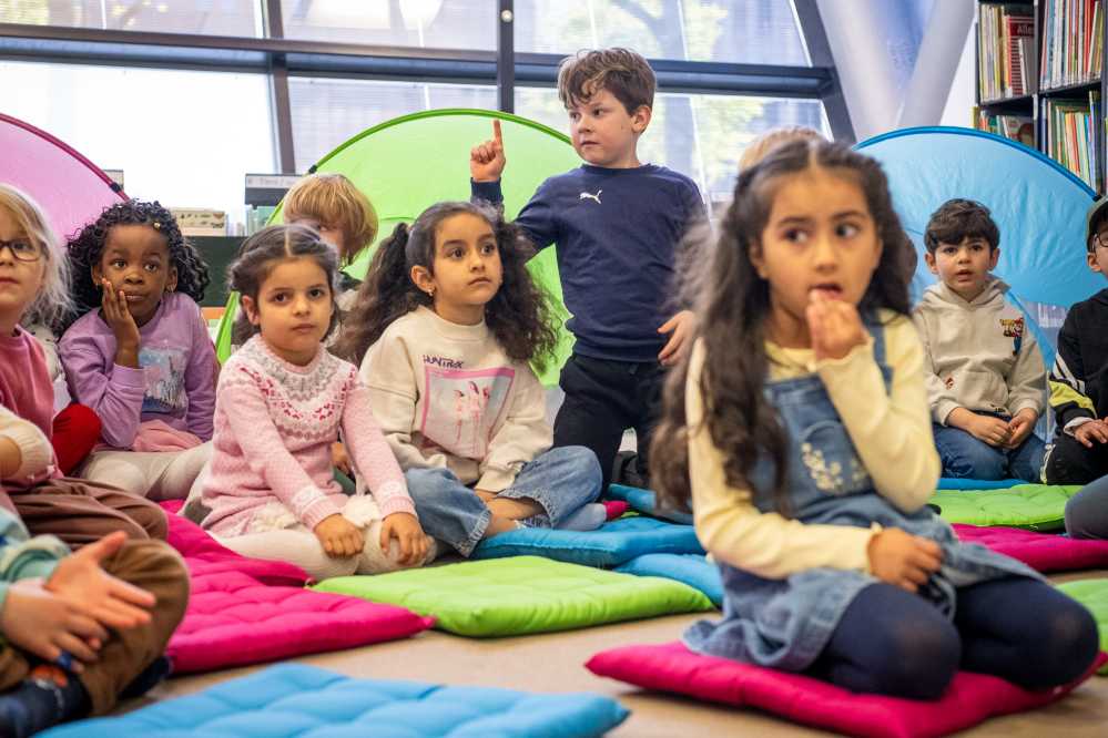 Blick in die Bibliothek bei der Kinder-Buchvorstellung