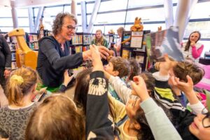 Blick in die Bibliothek bei der Kinder-Buchvorstellung