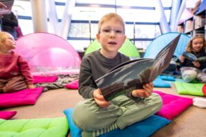 Blick in die Bibliothek bei der Kinder-Buchvorstellung