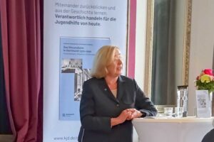 Frau am Podium