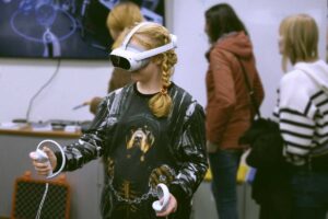 Mädchen mit VR-Brille