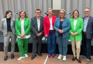 Teilnehmenden der Podiumsdiskussion in einer Reihe. 