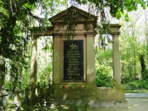 Grab- und Ehrenmal auf dem Ostenfriedhof für 48 Opfer des Grubenunglücks auf Kaiserstuhl I am 19.8.1893. 