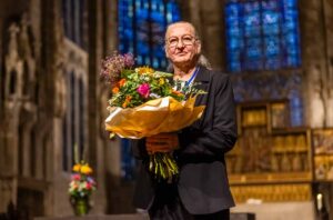 Das Bild zeigt die Superintendenten mit Blumen
