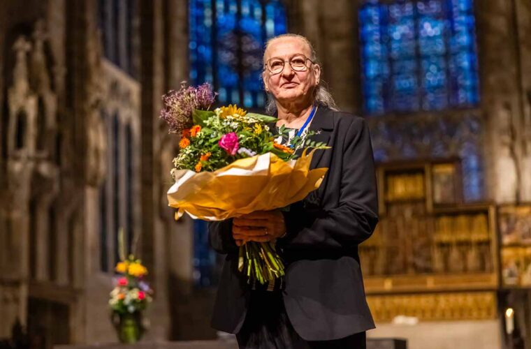Das Bild zeigt die Superintendenten mit Blumen